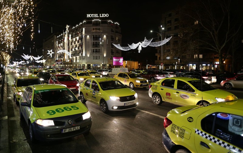 UPDATE: Protestul taximetriștilor din București față de Uber s-a încheiat. "Vom ieşi în fiecare seară, până se va face ceva" / FOTO&VIDEO