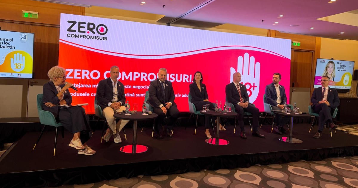 Imaginea surprinde o conferință de presă dedicată lansării campaniei „ZERO COMPROMISURI”, organizată de reprezentanți ai autorităților, mediului de afaceri și ai industriei ospitalității. Participanții sunt așezați pe scenă în cadrul unei dezbateri despre prevenirea accesului minorilor la produsele din tutun și nicotină, pe fundalul unui ecran cu mesajul campaniei și simbolul „18+”.