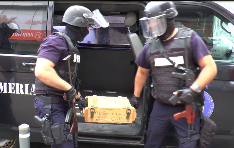 Transport cu cireșe, păzit de mascați. Videoclipul haios lansat de Jandarmeria Română