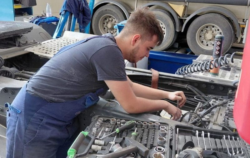 La 16 ani, un elev din Bihor ajunge în finala europeană „Young Car Mechanic”, din pasiune și ambiție
