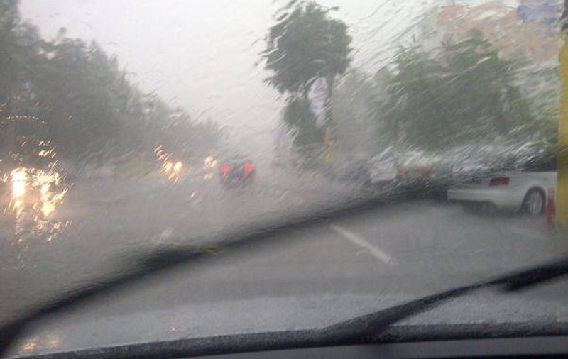 COD GALBEN de furtuni, ploi torențiale și descărcări electrice în mai multe județe | VIDEO