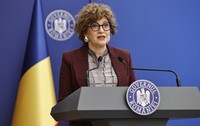Vicepremierul Oana Gheorghiu, în timpul unei conferințe de presă în Guvernul României