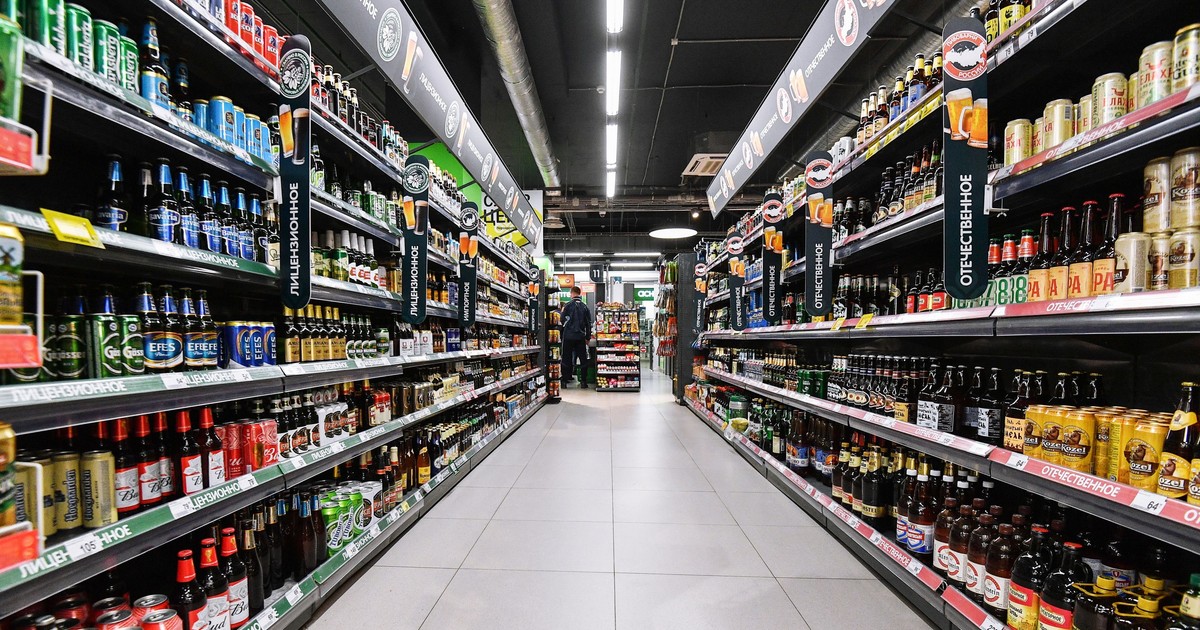 Hipermarket cu rafturi pline