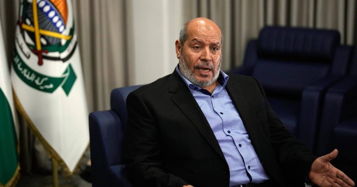 Liderul Hamas Khalil Al-Hayya, în timpul unui interviu, stând jos pe un fotoliu albastru și gesticulând cu ambele mâini