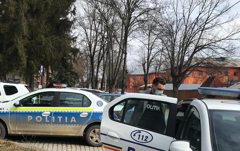 Percheziţii în două mari complexuri comerciale din Bucureşti şi Ilfov. Peste 1.000 de saci cu haine și parfumuri contrafăcute, ridicați de polițiști