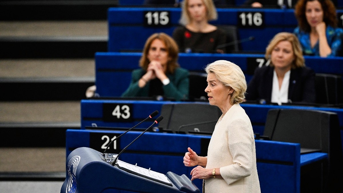 Președinta Comisiei Europene, Ursula von der Leyen, ține un discurs în cadrul alocuțiunii sale anuale privind Starea Uniunii, în cadrul unei sesiuni plenare a Parlamentului European la Strasbourg, în estul Franței, pe 16 septembrie 2026. 