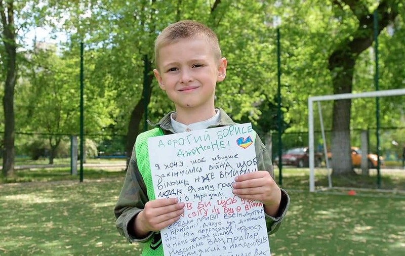 "Vreau să se oprească moartea oamenilor". Un băiețel de 6 ani care și-a pierdut părinții în Mariupol i-a scris lui Boris Johnson