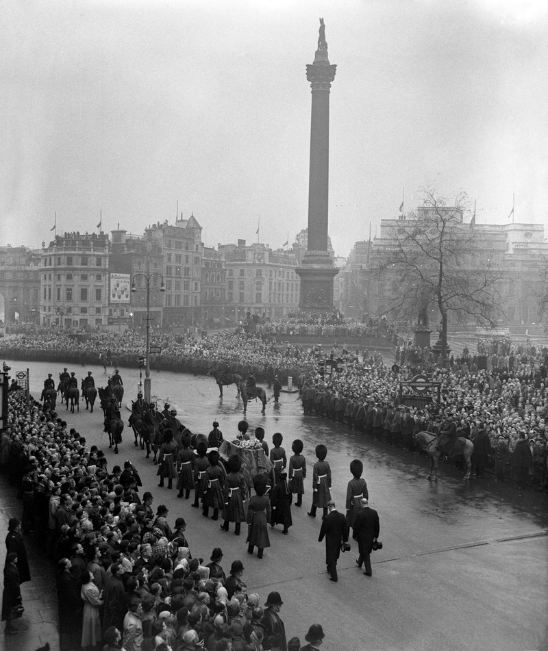 Prințul Philip, Ducele de Edinburgh și Ducele de Gloucester mergând în spatele sicriului regelui George al VI-lea în procesiune pe lângă Trafalgar Square. Foto: Profimedia