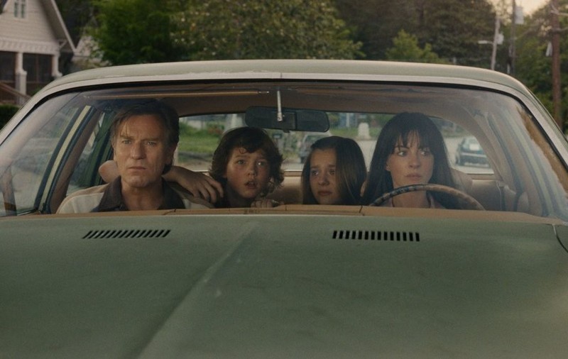Filmul cu dinozauri în care Anne Hathaway și Ewan McGregor au rolurile principale ajunge în România. Unde poate fi văzut „Capătul Străzii Stejar”