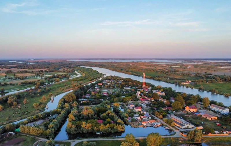 Cum arată insula privată cu resort de lux din Delta Dunării care a fost scoasă la vânzare cu o reducere de 54%. Cât costă întreaga proprietate