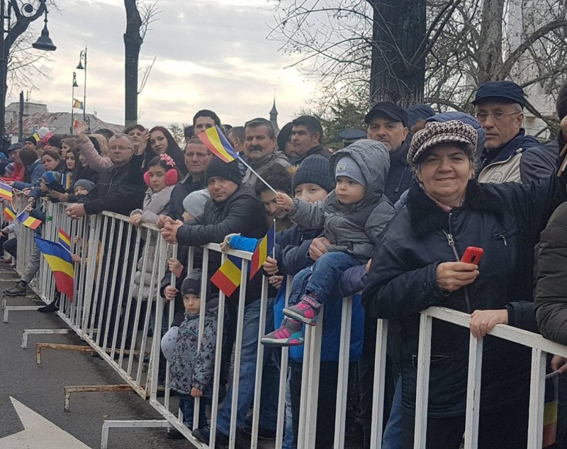 Militari în uniforme din Primul Război Mondial au defilat la Cluj de Ziua Națională. Mii de oameni din Ploiești au sărbătorit în ploaie Ziua Națională | FOTO&VIDEO