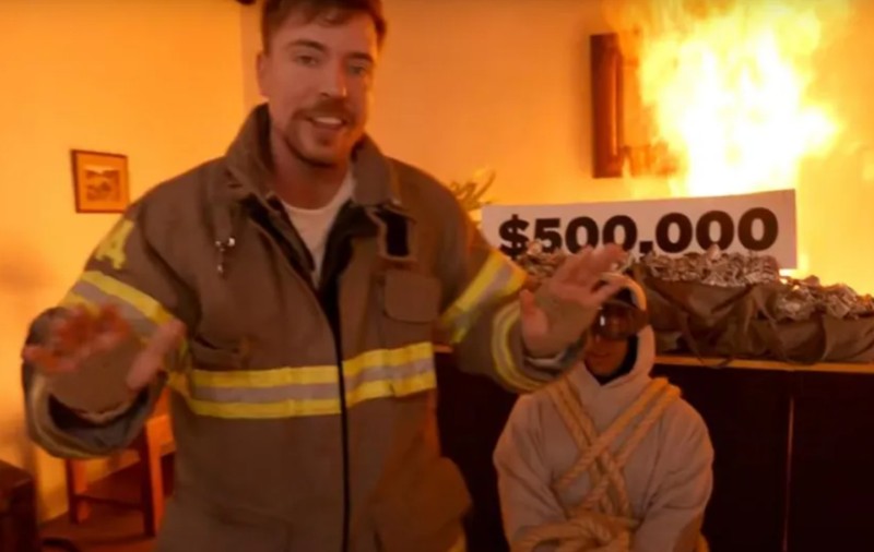 Cel mai urmărit youtuber din lume, criticat pentru clipul cu cascador plătit să scape dintr-o clădire în flăcări: „Ai risca să mori pentru 500.000 de dolari?”