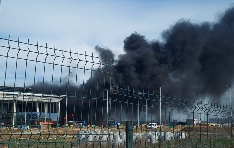 Incendiu la şantierul noului terminal al Aeroportului Internaţional din Craiova. Care este cauza probabilă | VIDEO