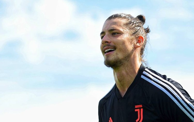 Cum a ajuns un tânăr de 18 ani din România să joace alături de Cristiano Ronaldo: „E ciudat să-l vezi la TV și apoi să fii cu el la antrenament”