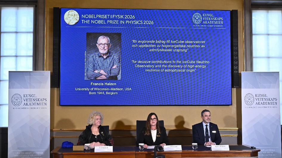 Eva Olsson, Ellen Moons și Mark Pearce îl anunță pe Francis Halzen ca laureat al Premiului Nobel pentru Fizică din 2026, în cadrul unei conferințe de presă organizate la Academia Regală Suedeză de Științe, din Stockholm, Suedia, pe 6 octombrie 2026.