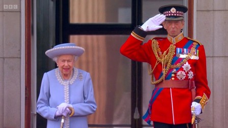 Regina Elisabeta a II-a, alături de Ducele de Kent, vărul acestia, la balconul Palatului Buckingham. Sursa: Twitter/ Royal Central / BBC