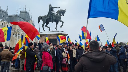 Oamenii s-au înghesuit pentru poze cu statuia lui Ștefan cel Mare