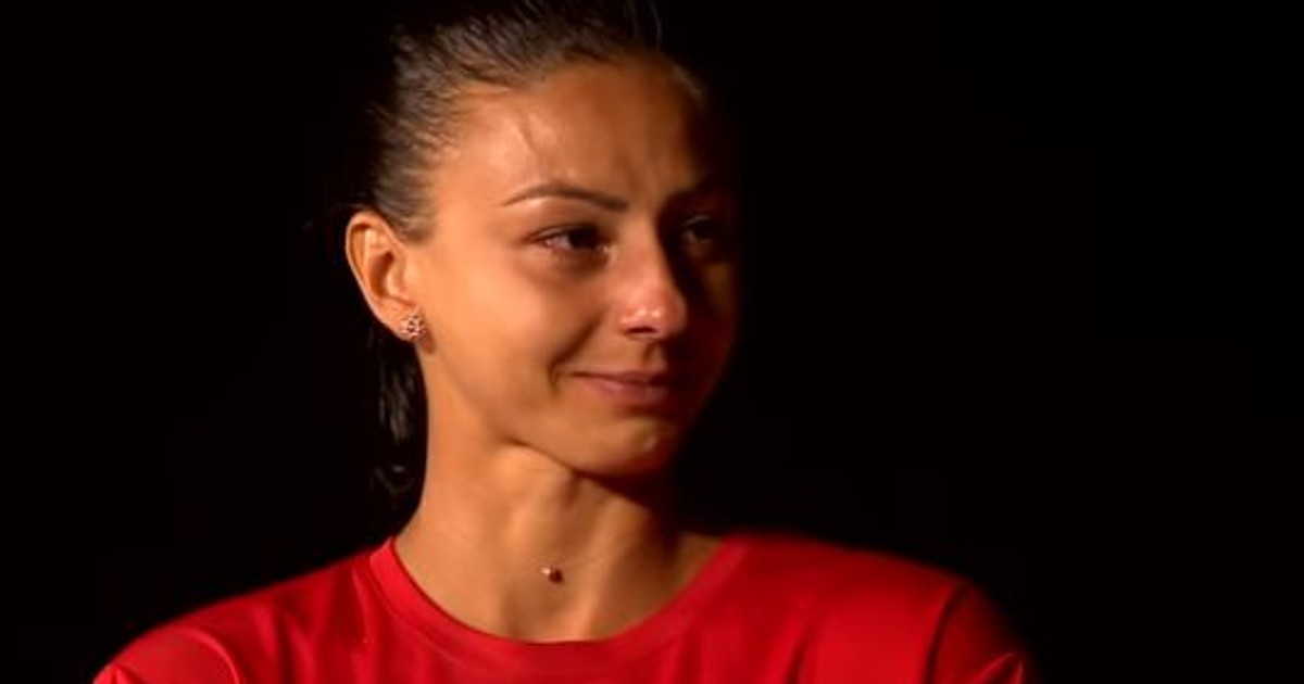 Cristina Nedelcu a apărut la aeroport îmbrăcată în negru