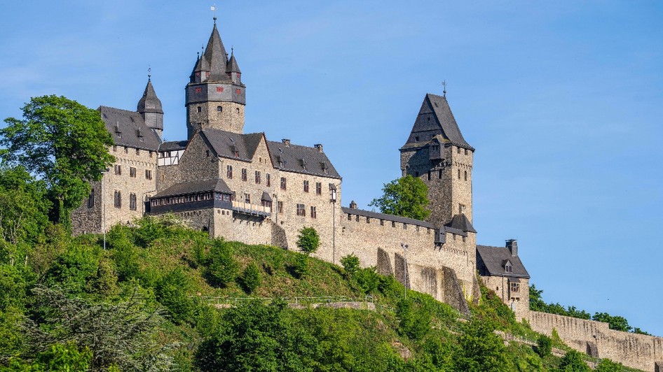 Altena, pe malul râului Lenne, deasupra Castelului Altena, cu prima pensiune pentru tineret din lume, districtul Märkischer Kreis, orășel din Sauerland, Renania de Nord-Westfalia, Germania, Castelul Altena 