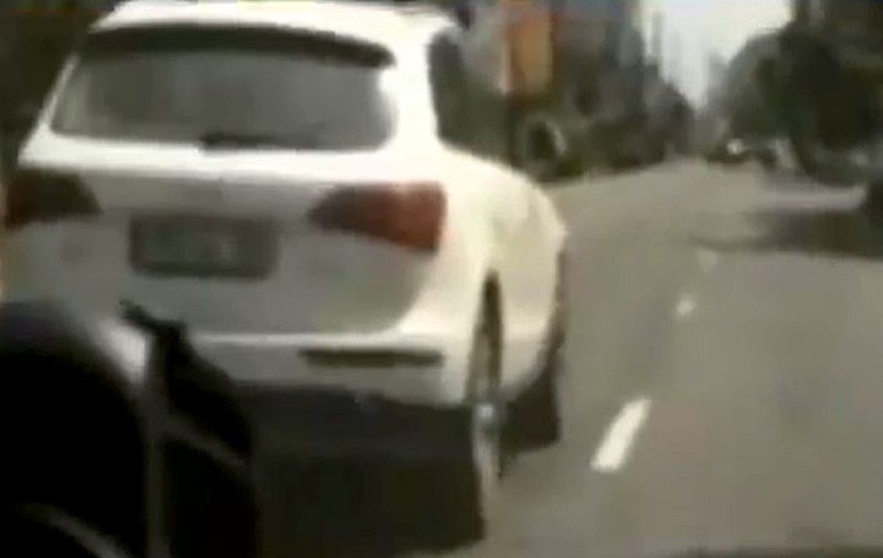 Bărbat din Ploieşti, lovit intenţionat cu maşina de fostul său şef. IMAGINILE SUNT INCREDIBILE