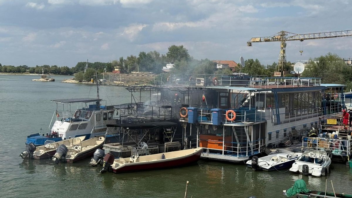 pontor dormitor din Tulcea, din care iese fum gros, 3 august 2025