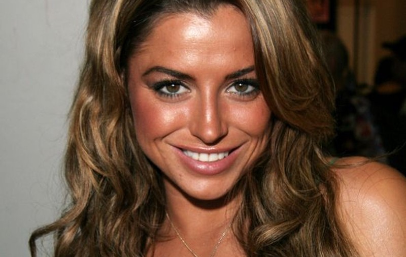 Vedeta Playboy Louise Glover a vrut să-şi bage rivala cu capul în toaletă