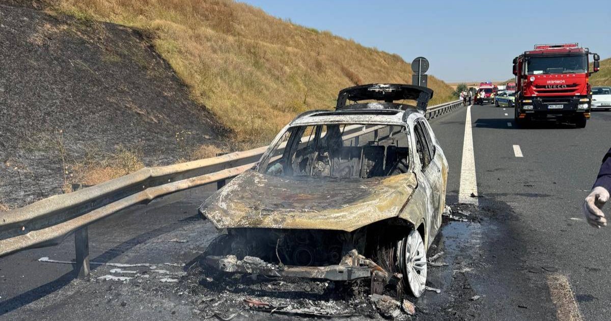 Mașina de pe Autostrada Soarelui A2 a ars în totalitate, în imagini se vede cum a mai rămas doar caroseria de metal.