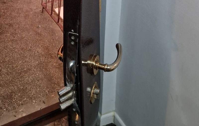 Mascații din Călărași au spart ușa greșită și au intrat peste o familie îngrozită și nevinovată, într-un apartament. Ce spune Poliția