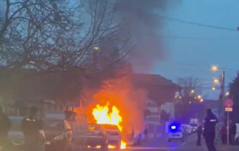 Un BMW a luat foc în mers și a ars ca o torță pe o stradă din Oradea