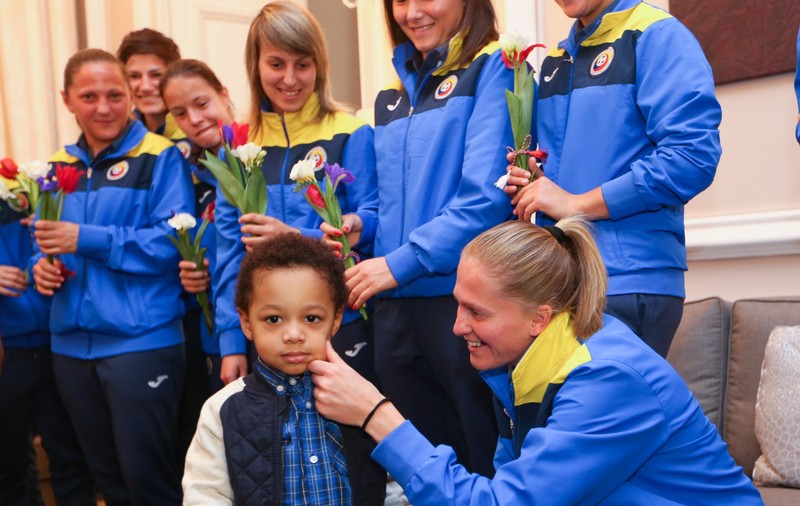 Fetele din naționala de fotbal, mărțișoare de la Ambasada Franței. Și dinamoviștii au onorat Ziua Femeii. ”Bizonașul” a făcut deliciul zilei/ FOTO