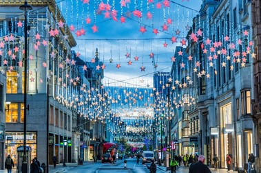 Luminile de sărbători au fost aprinse pe Oxford Street din Londra | Foto: Profimedia