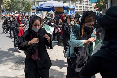 Protestatarele din Kabul fug după ce sunt dispersate de focuri de armă ale luptătorilor talibani, 13 august 2022
