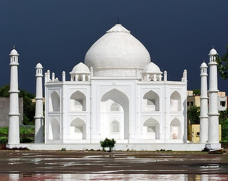 Un indian a ridicat o copie a monumentului Taj Mahal pentru a-i arăta soției cât de mult o iubește