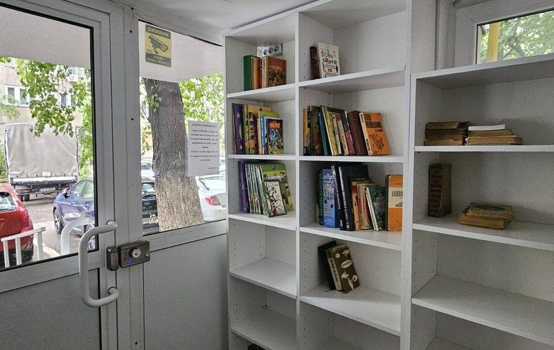 O femeie din București a deschis o bibliotecă în scara blocului în care locuiește: „Au venit și locuitori ai blocurilor din vecinătate să vadă minunea”