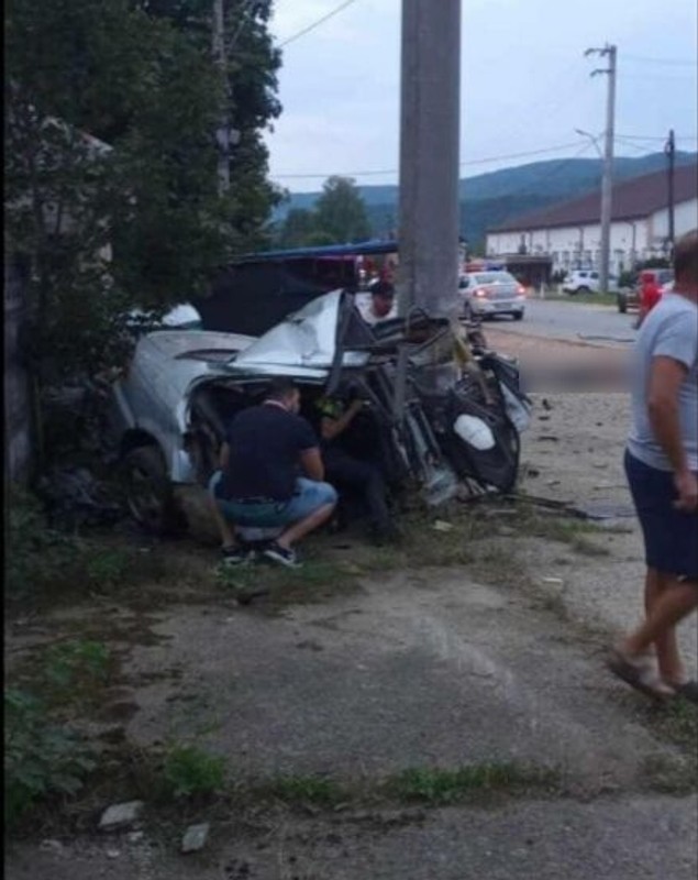Doi polițiști din Târgu Lăpuș au murit, iar o colegă de-a lor a fost rănită grav într-un accident rutier. Mașina s-a rupt în două. FOTO