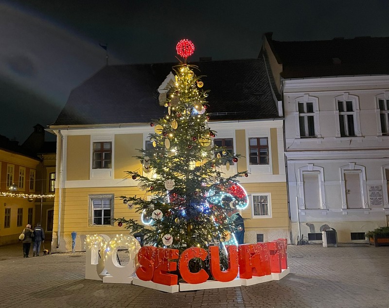 Ce a apărut în mijlocul Brașovului, printre clădirile istorice. Fotografia virală postată de Marian Godină pe internet: „Cum vi se pare kitsch-ul?”