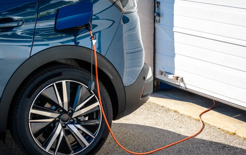 O șoferiță nu-și mai poate conduce SUV-ul electric de 50.000 de euro pentru că producătorul a dat faliment