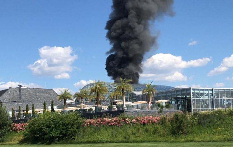 Incendiu puternic la un depozit de la Therme. Intervin mai multe echipaje de pompieri
