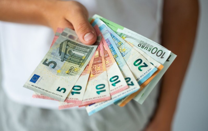 Care sunt cele mai falsificate bancnote din Europa, anunțul Băncii Centrale. Bancnotele euro vin cu noi elemente antifalsificare