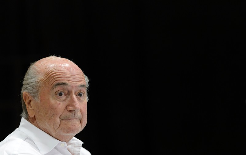 Cercetat de justiţia elveţiană, Blatter merge pe blat şi ţine de fotoliul de şef al FIFA