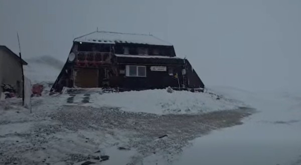 Cabană acoperită de zăpadă
