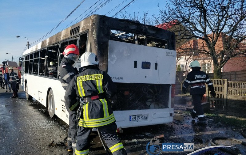 Autobuz în flăcări la Satu Mare. Pompierii au intervenit de urgență