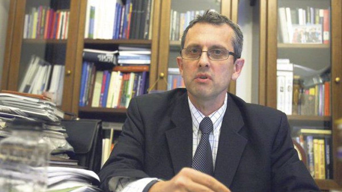 România nu e pregătită pentru o nouă criză, spune Valentin Lazea, economistul-șef al BNR. România se dezvoltră prin consum, nu prin exporturi și investiții, cum fac 20 de state europene