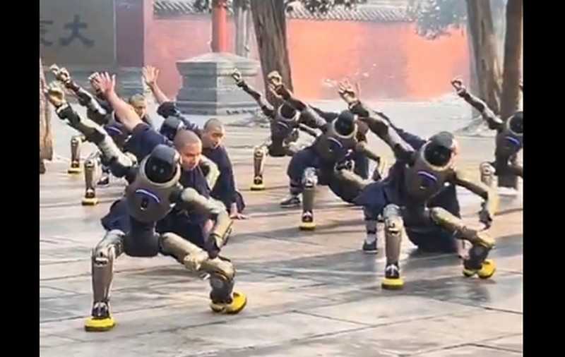 Călugării Shaolin au exersat mișcări de kung fu cu roboții umanoizi chinezi VIDEO