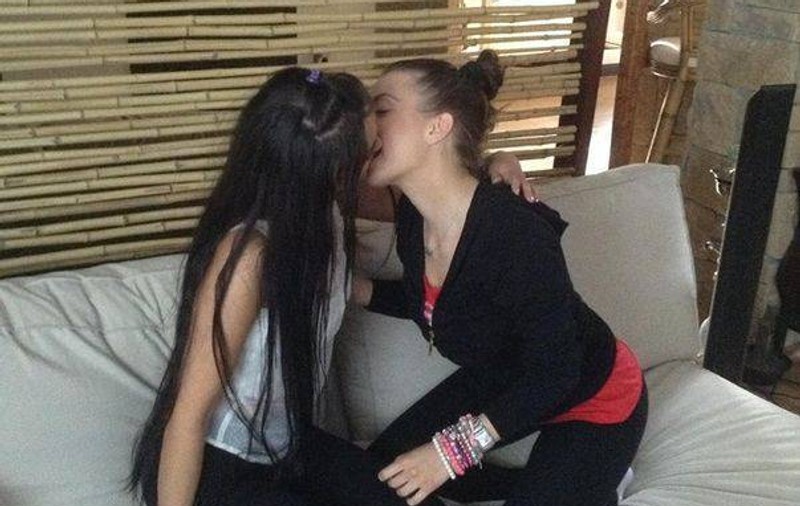 FETELE RELE s-au ÎNTORS! POZIŢIILE ŞI SEMNELE OBSCENE cu care cântăreţele de la Roller Sis s-au AFIŞAT PE NET