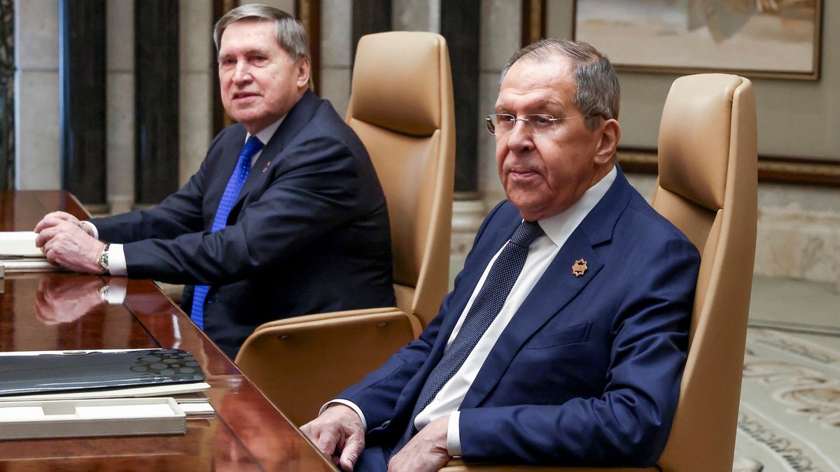 Iuri Ușakov (în plan îndepărtat) și Serghei Lavrov la summitul de la Riad Foto: Profimedia