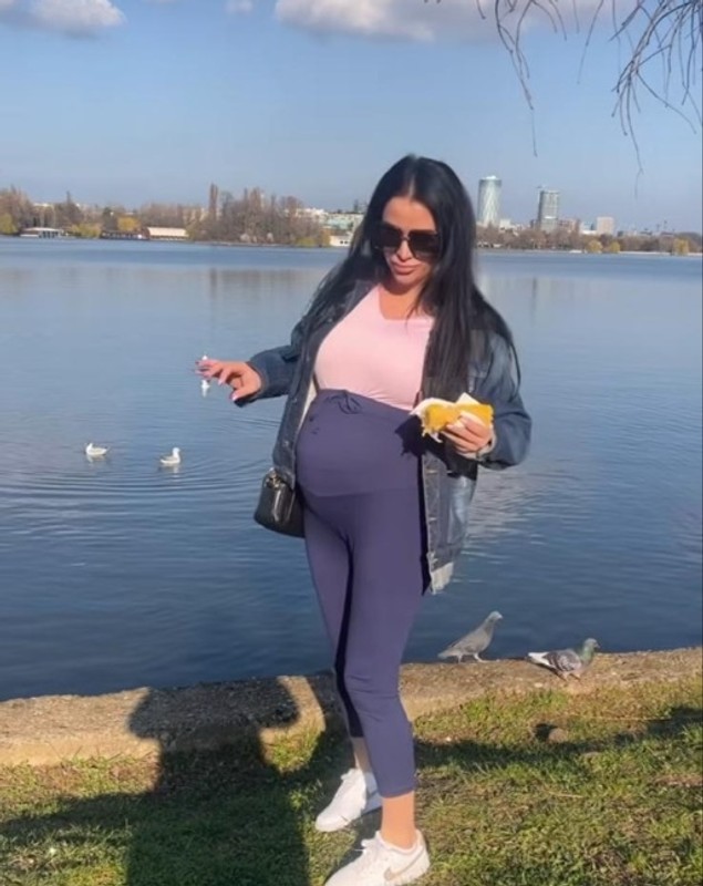 Imagini cu Daniela Crudu însărcinată cu al doilea copil. A apărut într-un parc din București îmbrăcată în colanți pentru gravide