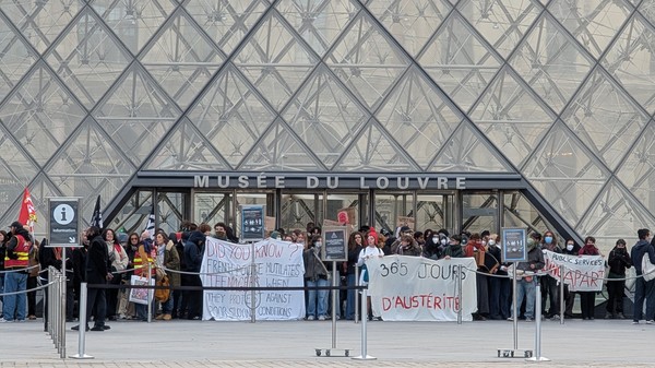 Un grup de studenți blochează accesul la Muzeul Luvru Sursa foto: Profimedia