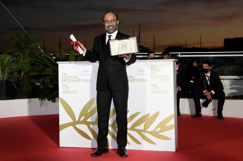 Realizatorul iranian Asghar Farhadi pozează cu premiul primit la Cannes, 17 July 2021 | Sursa foto: EPA