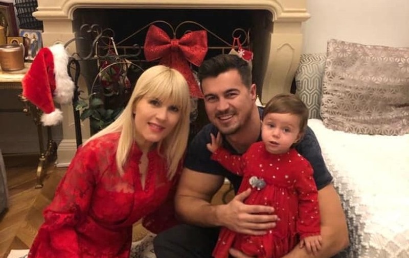 Cum s-a pozat Elena Udrea cu fiica sa. Eva Maria are trei ani și de Moș Nicolae a primit cadourile dorite